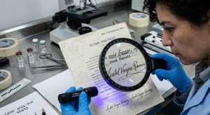 Análisis detallado de documentoscopía forense para identificar documentos falsificados
