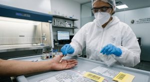 Análisis detallado de residuos de disparo en investigación criminal